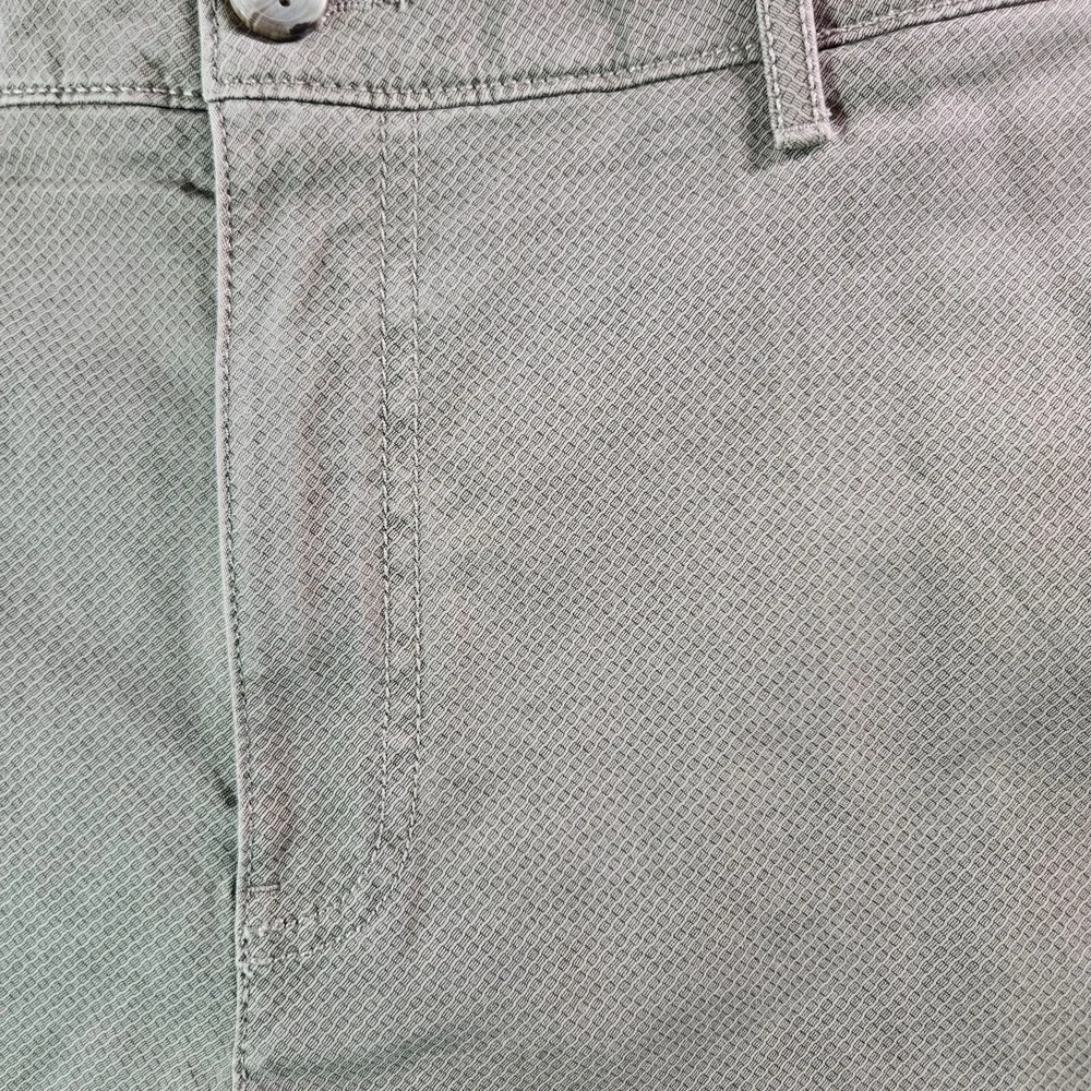 NWOT Roundtree & Yorke Casuals Shorts Men 42 x 9 Stretch Cell Phone Pocket Khaki